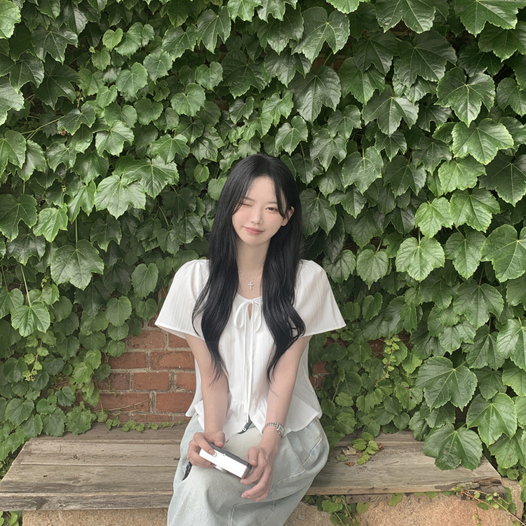 달라붙지 않는 시원한 여름 프릴 반팔 루즈핏 블라우스 화이트 소라 블랙 직장인룩 하객룩 아이보리