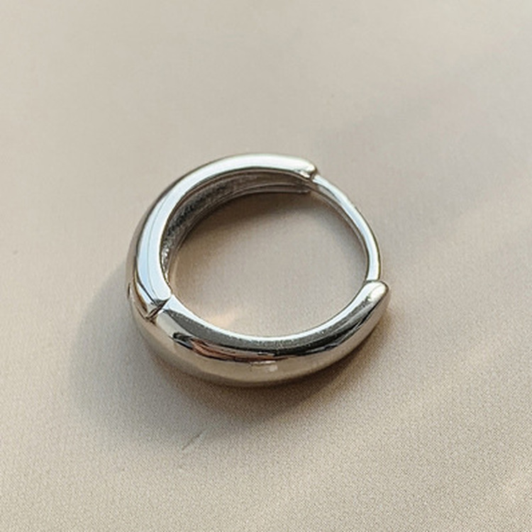 ボールドラウンドピアス