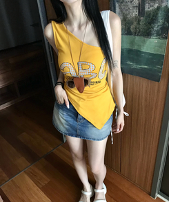 半袖Tシャツ アルファベットワンショルダーTシャツ MUSTARD