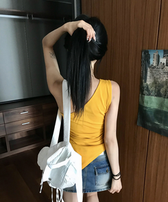 半袖Tシャツ アルファベットワンショルダーTシャツ MUSTARD