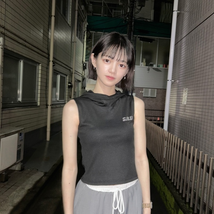 SAD 레터링 슬리브리스 후디 블랙