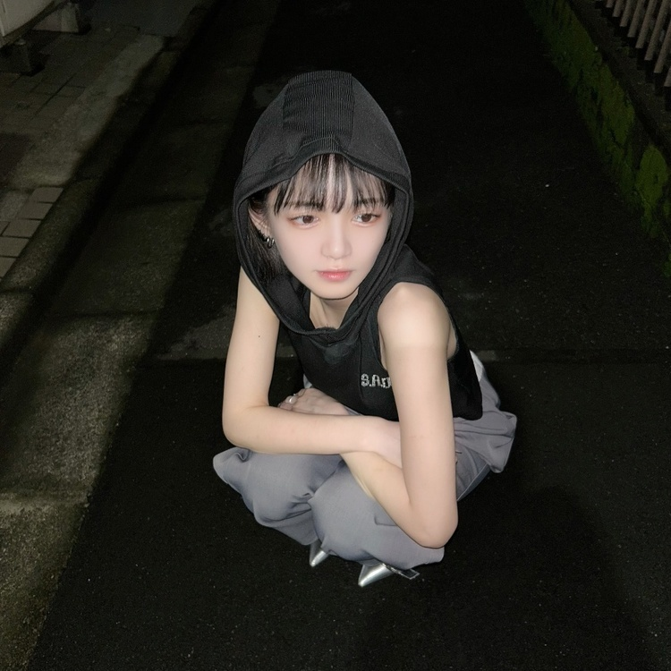 SAD 레터링 슬리브리스 후디 블랙