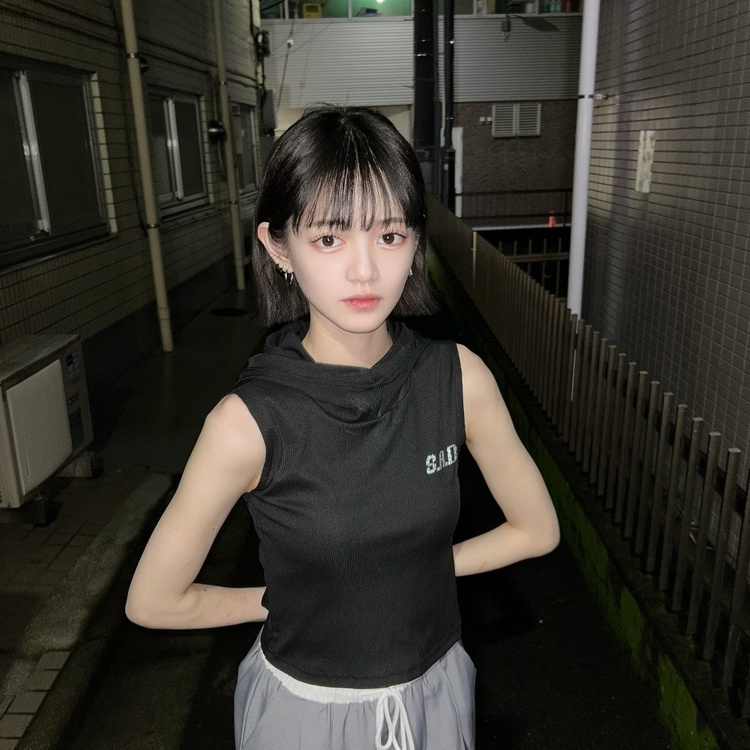 SAD 레터링 슬리브리스 후디 블랙