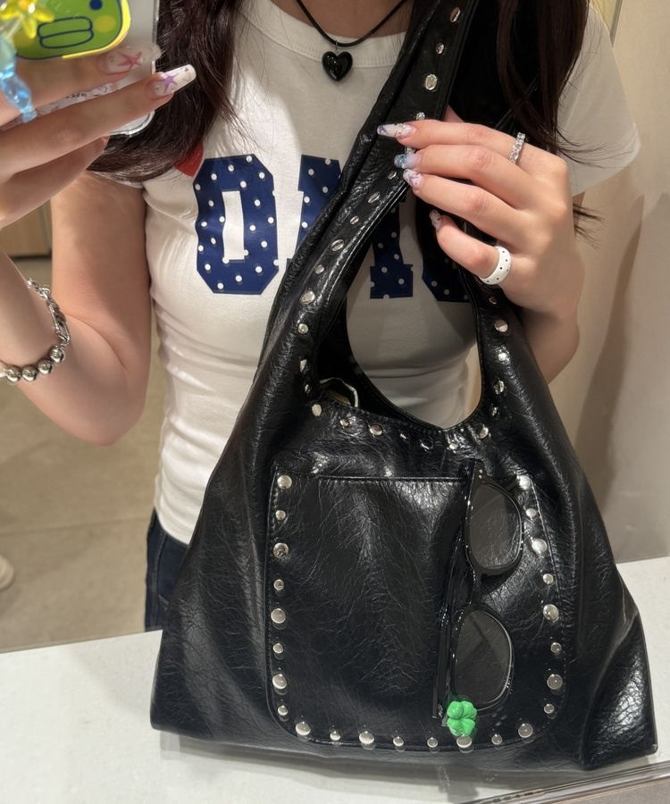 大容量スタッズポケットショルダーバック BLACK