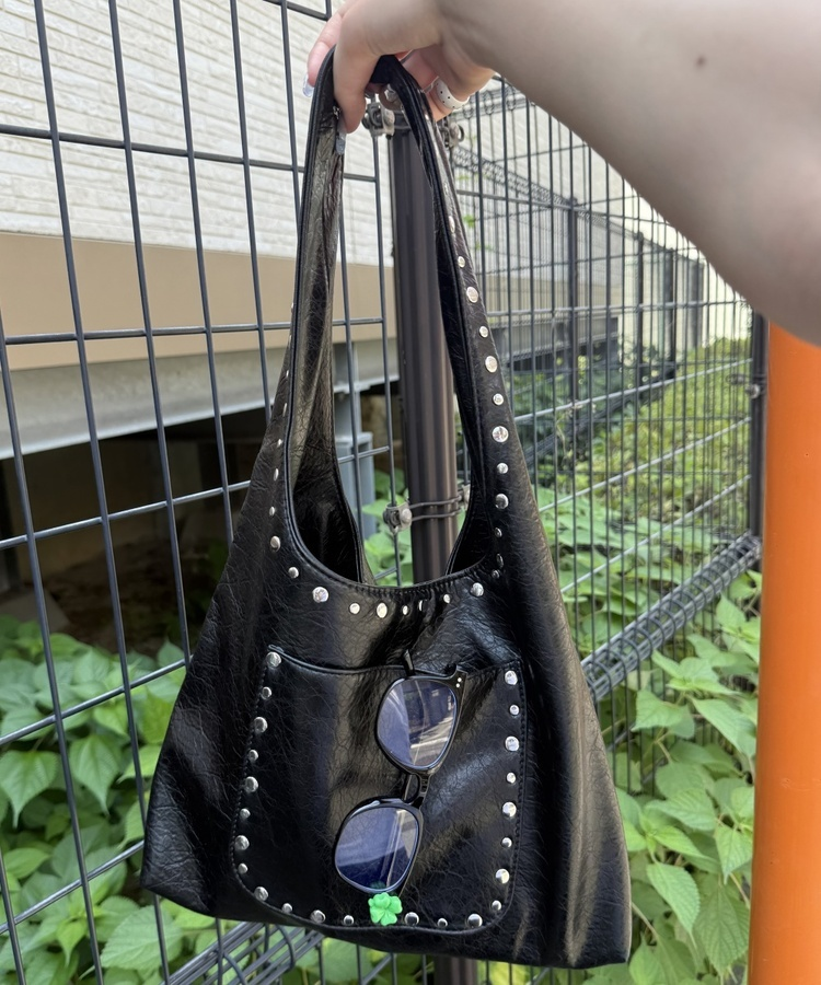 大容量スタッズポケットショルダーバック BLACK