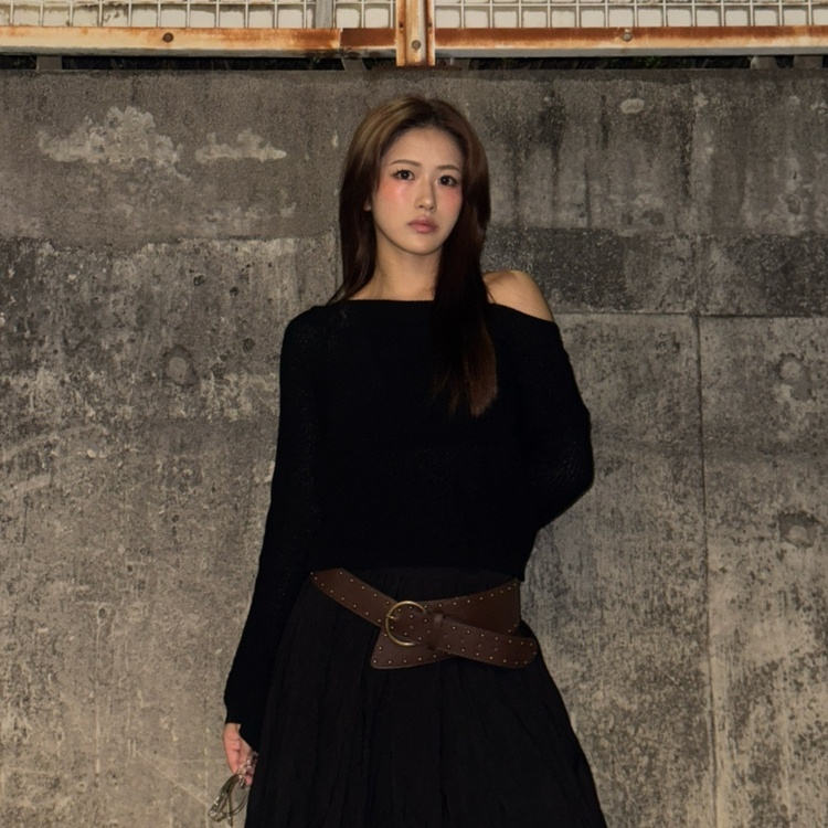 리버 크롭 오프숄더 부클 니트 블랙