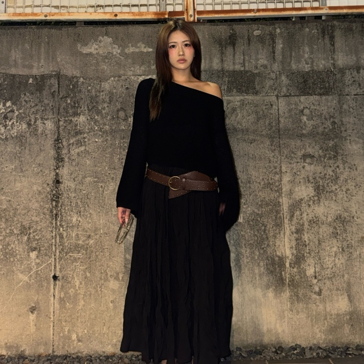 리버 크롭 오프숄더 부클 니트 블랙