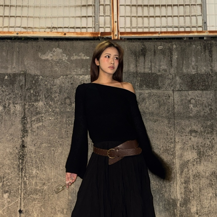 리버 크롭 오프숄더 부클 니트 블랙