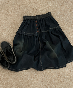 ウッドボタンフレアミディデニムスカート