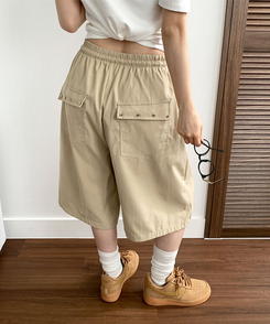 치니 백포켓 하이웨스트 허리밴딩 실버리벳 와이드 버뮤다팬츠 베이지