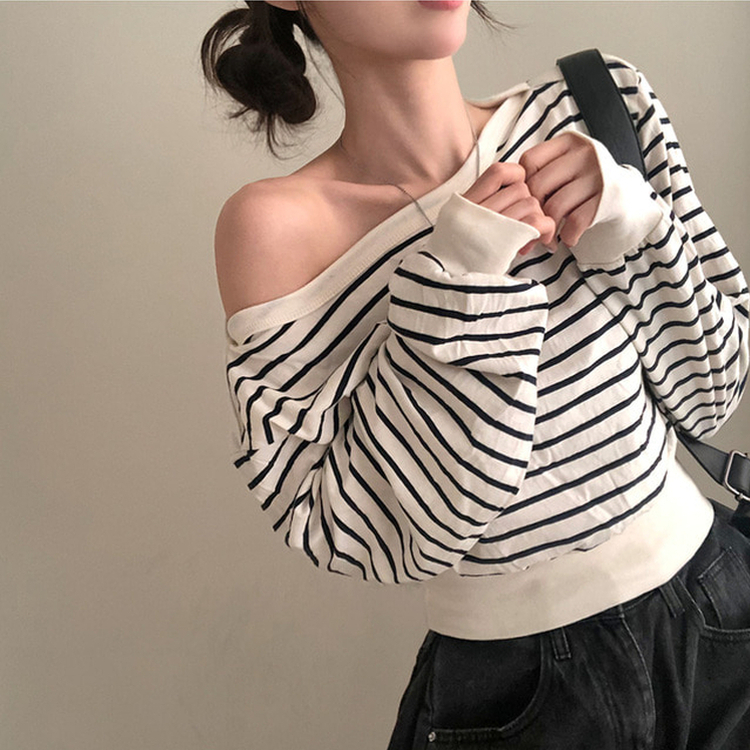 젤린 단가라 스트라이프 언발 입술넥 오프숄더 크롭 맨투맨 아이보리