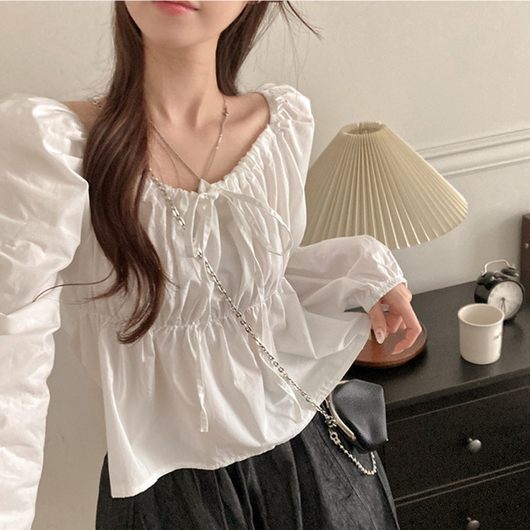 다니 리본 셔링 퍼프 스퀘어넥 블라우스 아이보리