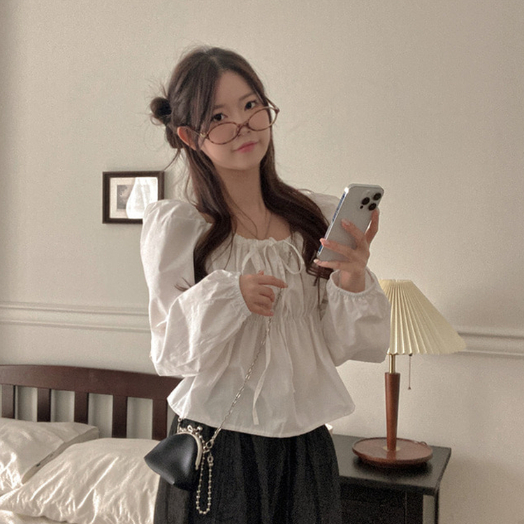 다니 리본 셔링 퍼프 스퀘어넥 블라우스 아이보리