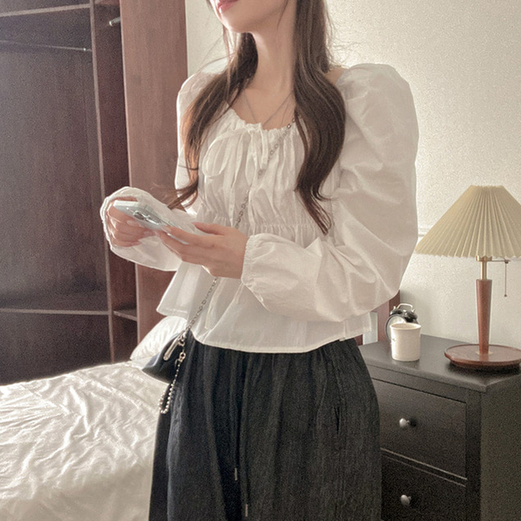 다니 리본 셔링 퍼프 스퀘어넥 블라우스 아이보리