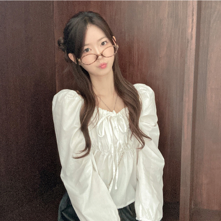 다니 리본 셔링 퍼프 스퀘어넥 블라우스 아이보리