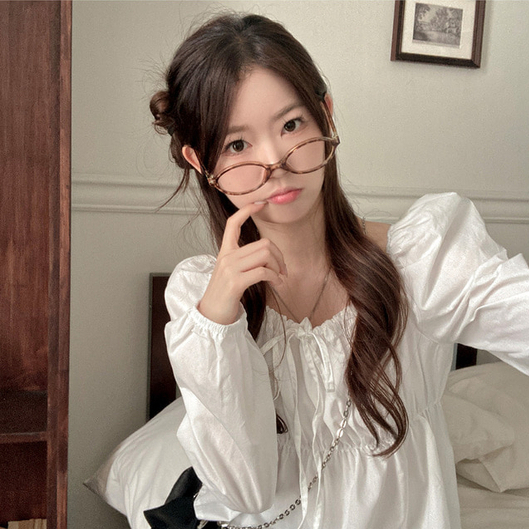 다니 리본 셔링 퍼프 스퀘어넥 블라우스 아이보리