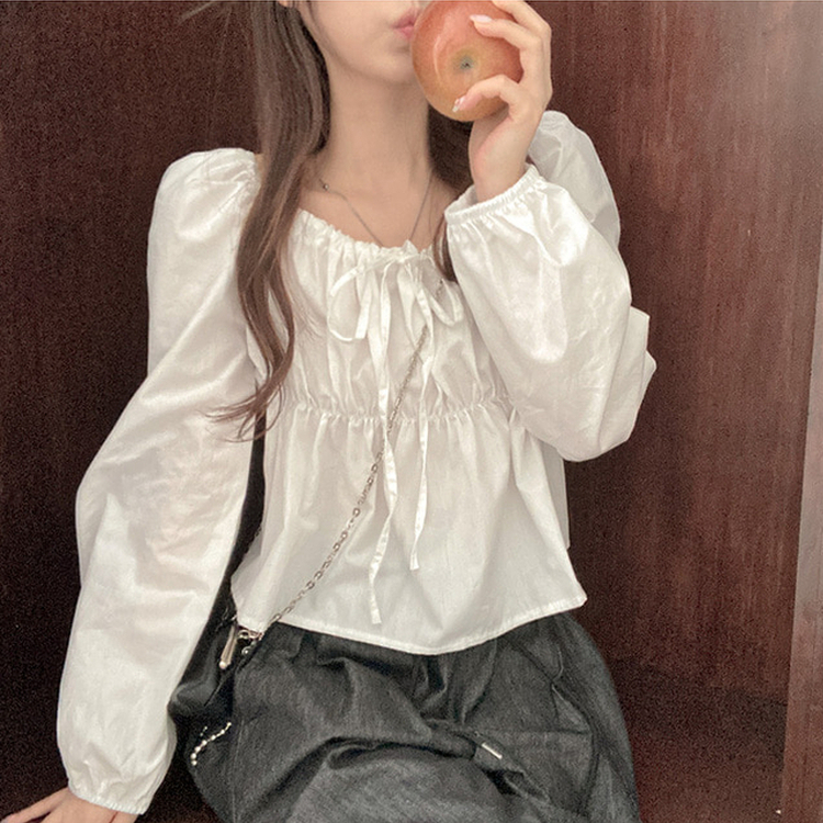 다니 리본 셔링 퍼프 스퀘어넥 블라우스 아이보리