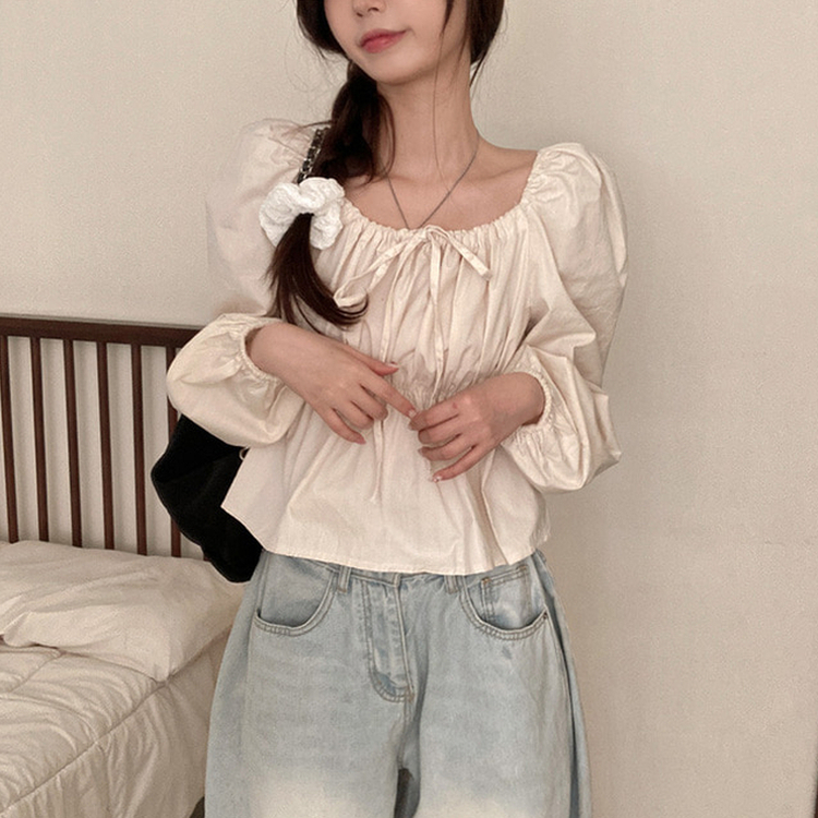 다니 리본 셔링 퍼프 스퀘어넥 블라우스 베이지