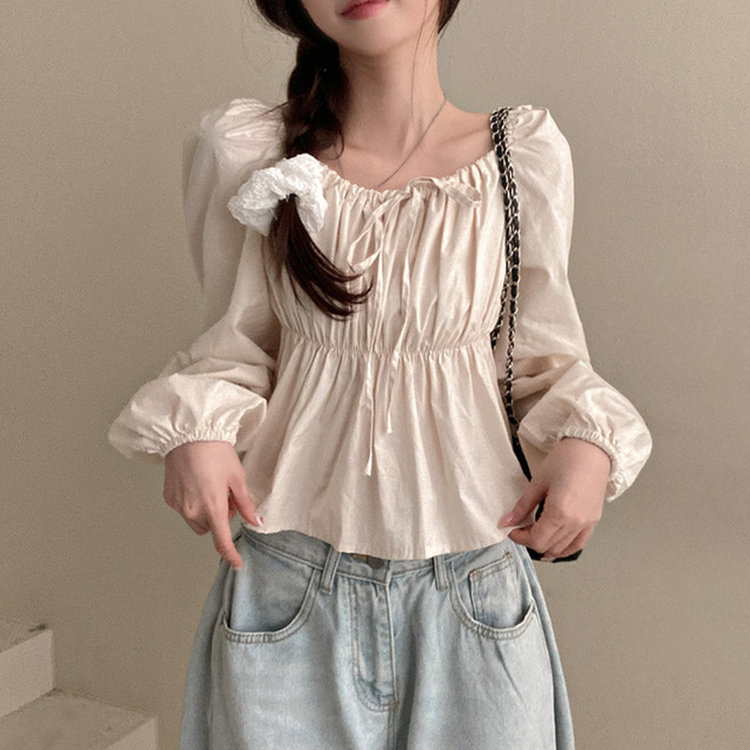 다니 리본 셔링 퍼프 스퀘어넥 블라우스 베이지