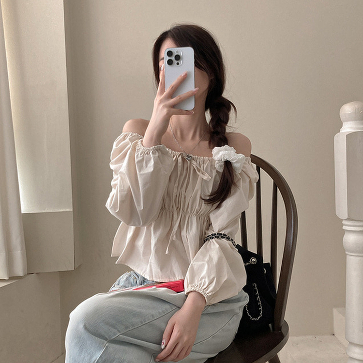 다니 리본 셔링 퍼프 스퀘어넥 블라우스 베이지