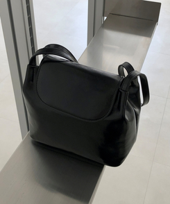 レザースクエアショルダーバッグ BLACK