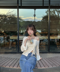 オフショルシャーリングフリルＴシャツ BEIGE