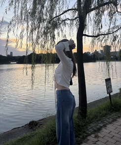 オフショルシャーリングフリルＴシャツ BEIGE