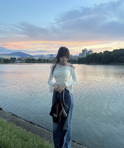 オフショルシャーリングフリルＴシャツ BEIGE