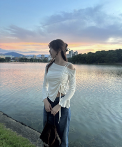 オフショルシャーリングフリルＴシャツ BEIGE