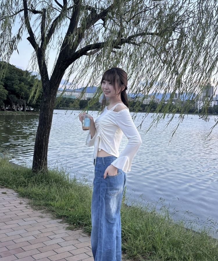 스트랩 오프숄더 티 베이지