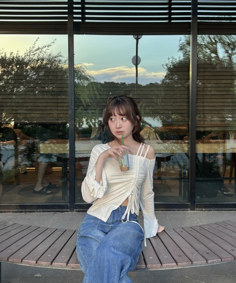 스트랩 오프숄더 티 베이지