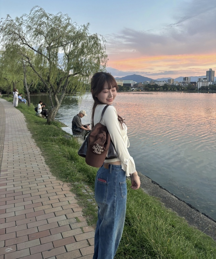 스트랩 오프숄더 티 베이지