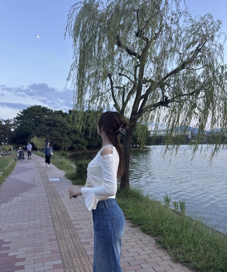 스트랩 오프숄더 티 베이지