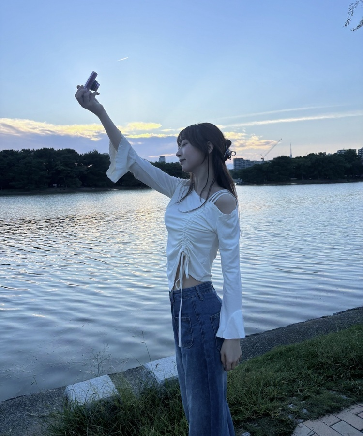 스트랩 오프숄더 티 베이지