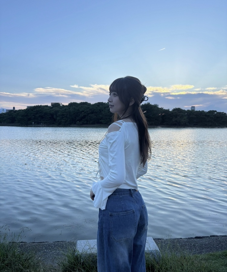 스트랩 오프숄더 티 베이지