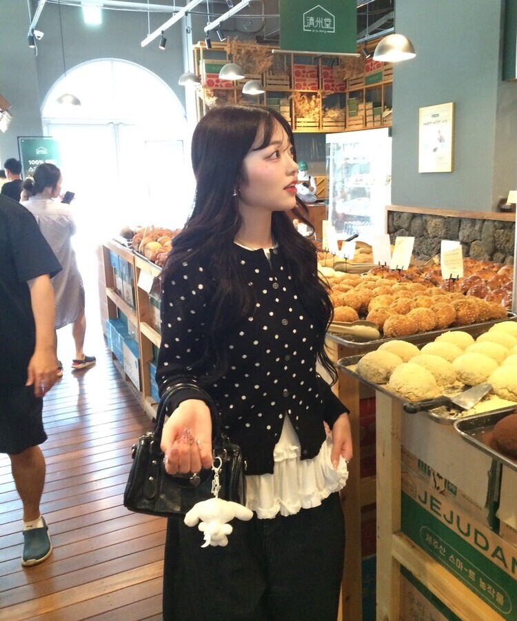 레이어드 레이스 프릴 라운드 긴팔티셔츠 화이트