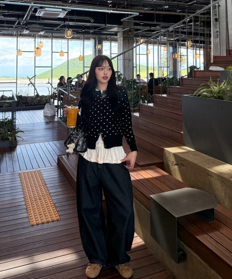 레이어드 레이스 프릴 라운드 긴팔티셔츠 화이트