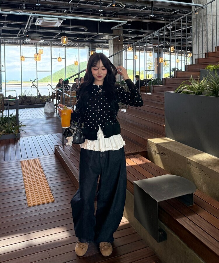 레이어드 레이스 프릴 라운드 긴팔티셔츠 화이트