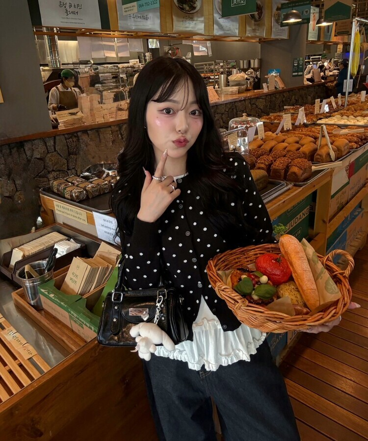 레이어드 레이스 프릴 라운드 긴팔티셔츠 화이트