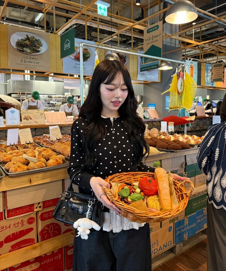 레이어드 레이스 프릴 라운드 긴팔티셔츠 화이트