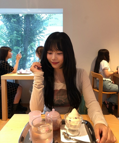 フラワーロングスリーブTシャツ LIGHT BEIGE