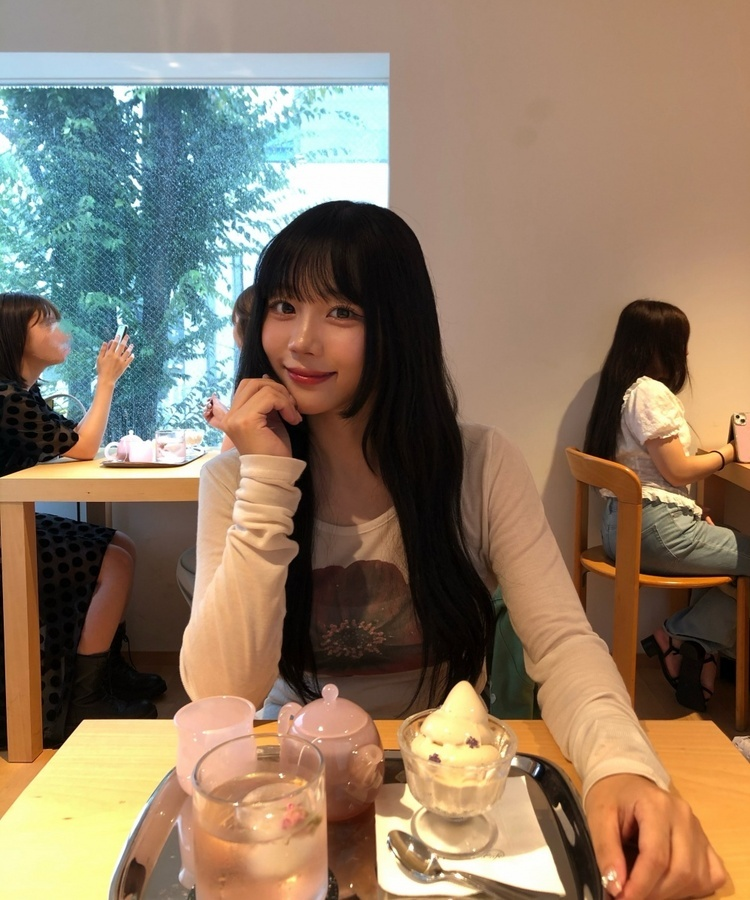 フラワーロングスリーブTシャツ LIGHT BEIGE