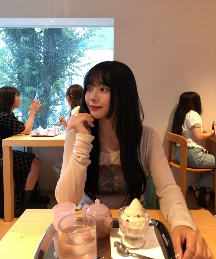 フラワーロングスリーブTシャツ LIGHT BEIGE