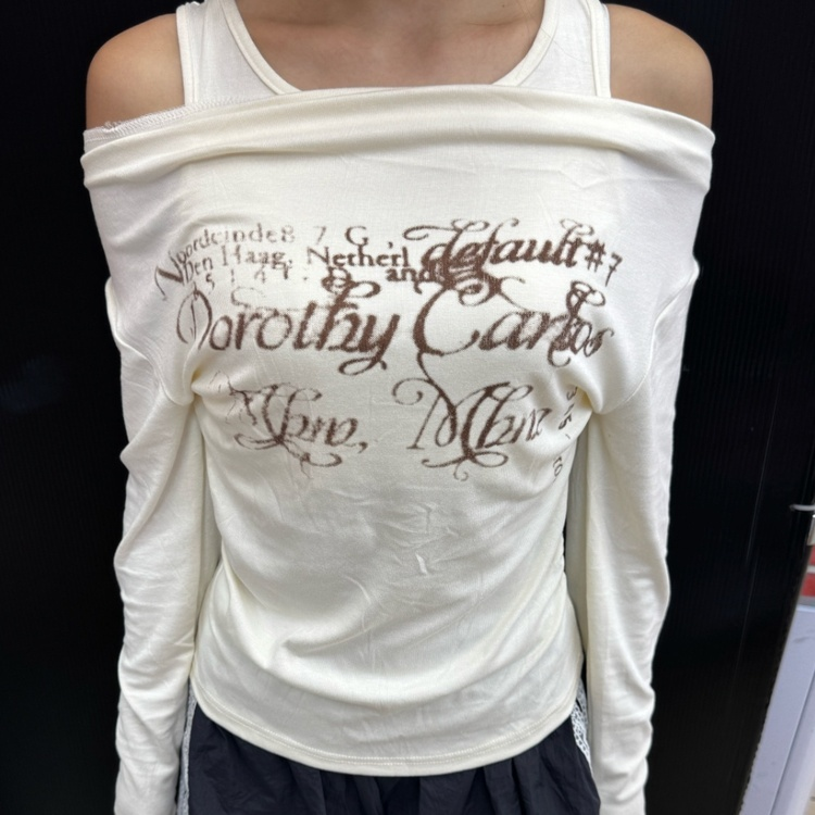 오프숄더 레이어드 레터링 긴팔T 아이보리