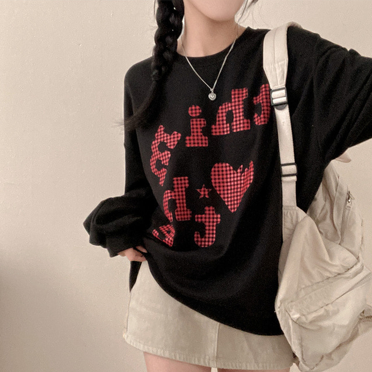 틴에이져 하트 체크패턴 레터링 루즈핏 맨투맨 블랙
