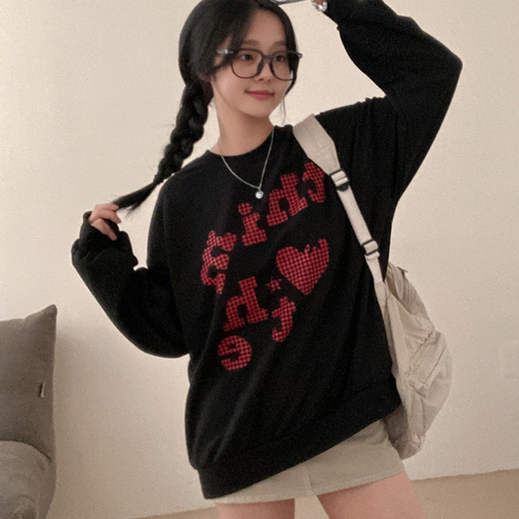 틴에이져 하트 체크패턴 레터링 루즈핏 맨투맨 블랙