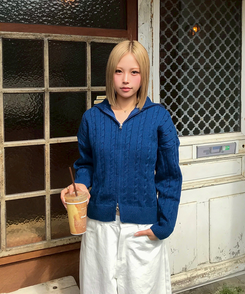 터틀넥 꽈배기 니트 집업 블루