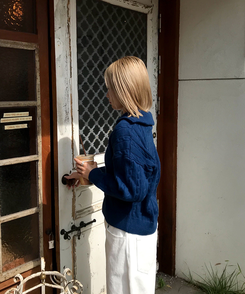 터틀넥 꽈배기 니트 집업 블루