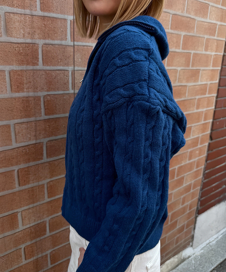 터틀넥 꽈배기 니트 집업 블루