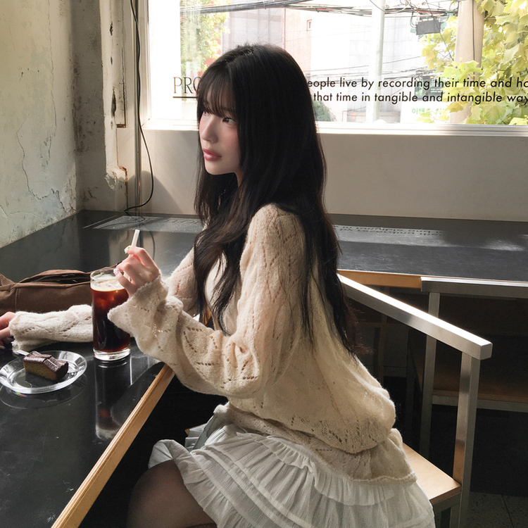 모리 입술넥 시스루 울 여리 긴팔 니트 베이지